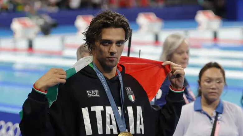 بالصورة .. بطل أولمبي ينام في شوارع باريس