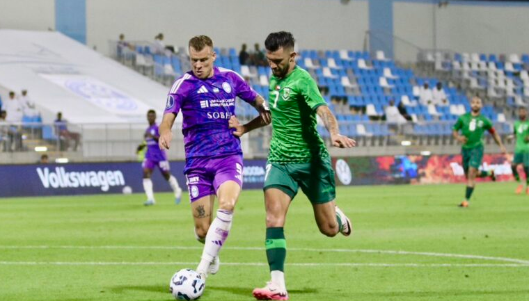 بالفيديو .. حكم إماراتي يتدخل لإسعاف لاعب في مباراة النصر والعروبة