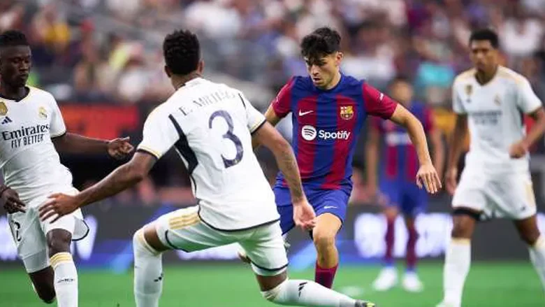 بالفيديو.. إيقاف كلاسيكو ريال مدريد وبرشلونة بسبب سوء الأحوال الجوية