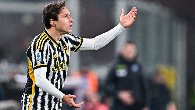 ليفربول يدخل في مفاوضات مع كييزا وسط اهتمام برشلونة