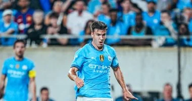 بيروني يودع مانشستر سيتي إلى كومو الإيطالي