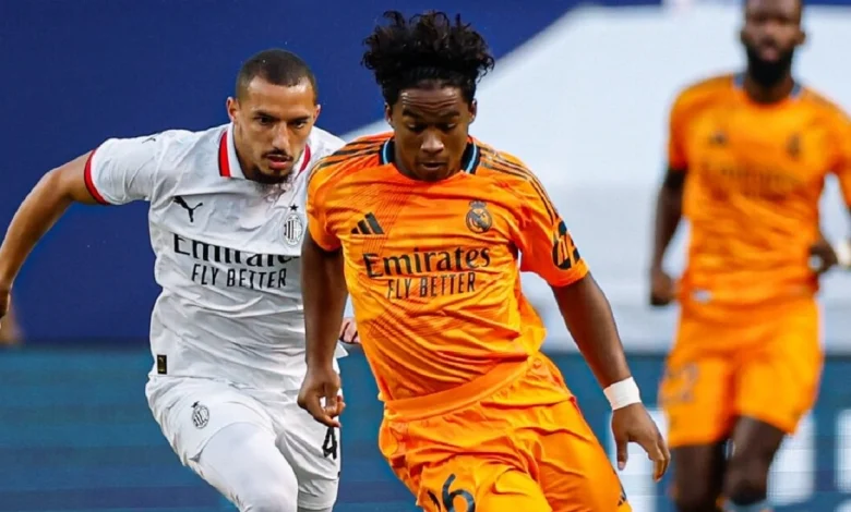 بيلينجهام شبه إندريك بالسير بوبي تشارلتون بعد التتويج بالسوبر الأوروبي