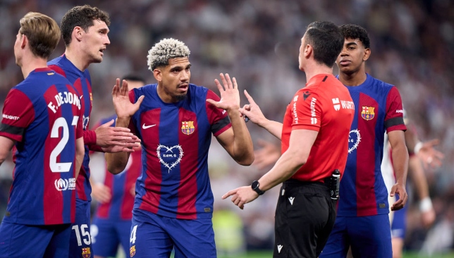 تعيين جرادو لإدارة مباراة برشلونة مع رايو فاييكانو يثير القلق