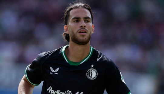 جماهير فينورد الهولندي تهاجم نجم الوسط الجزائري رامز زروقي