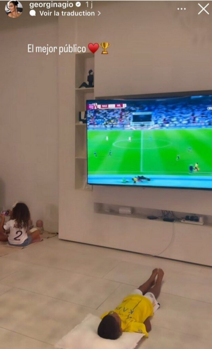 جورجينا تنشر صورة لابنة رونالدو بقميص أشرف حكيمي