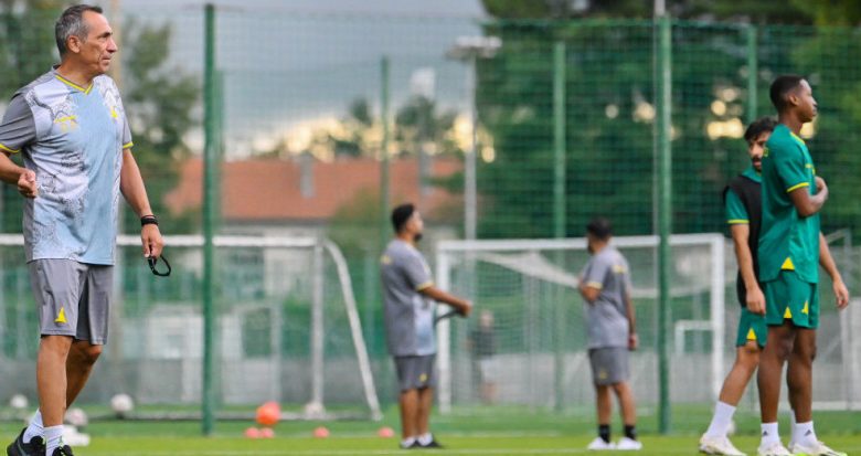 دونيس يفرض حصة تدريبية صباحية قبل مواجهة البطائح الإماراتي