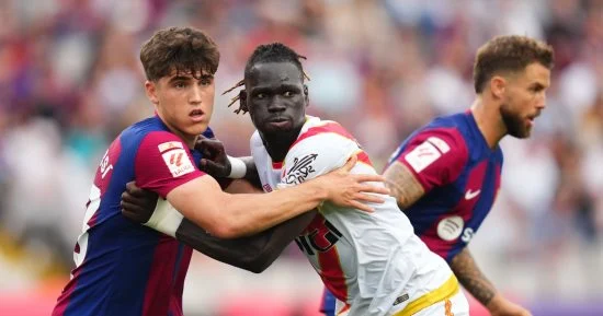 رايو فاليكانو يتقدم على برشلونة 1-0 في الشوط الأول