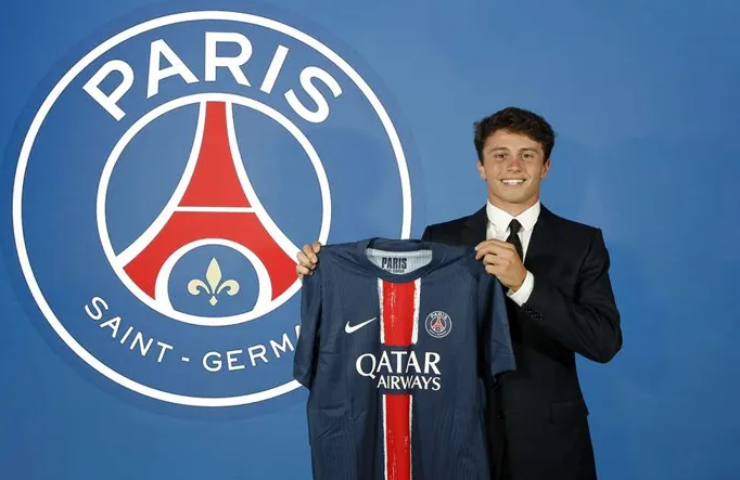 رسميًا.. باريس سان جيرمان يتعاقد مع البرتغالي جواو نيفيز