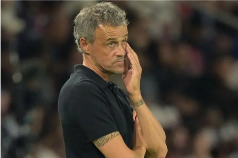 إنريكي يوبخ مراسل بسبب الخسارة أمام آرسنال