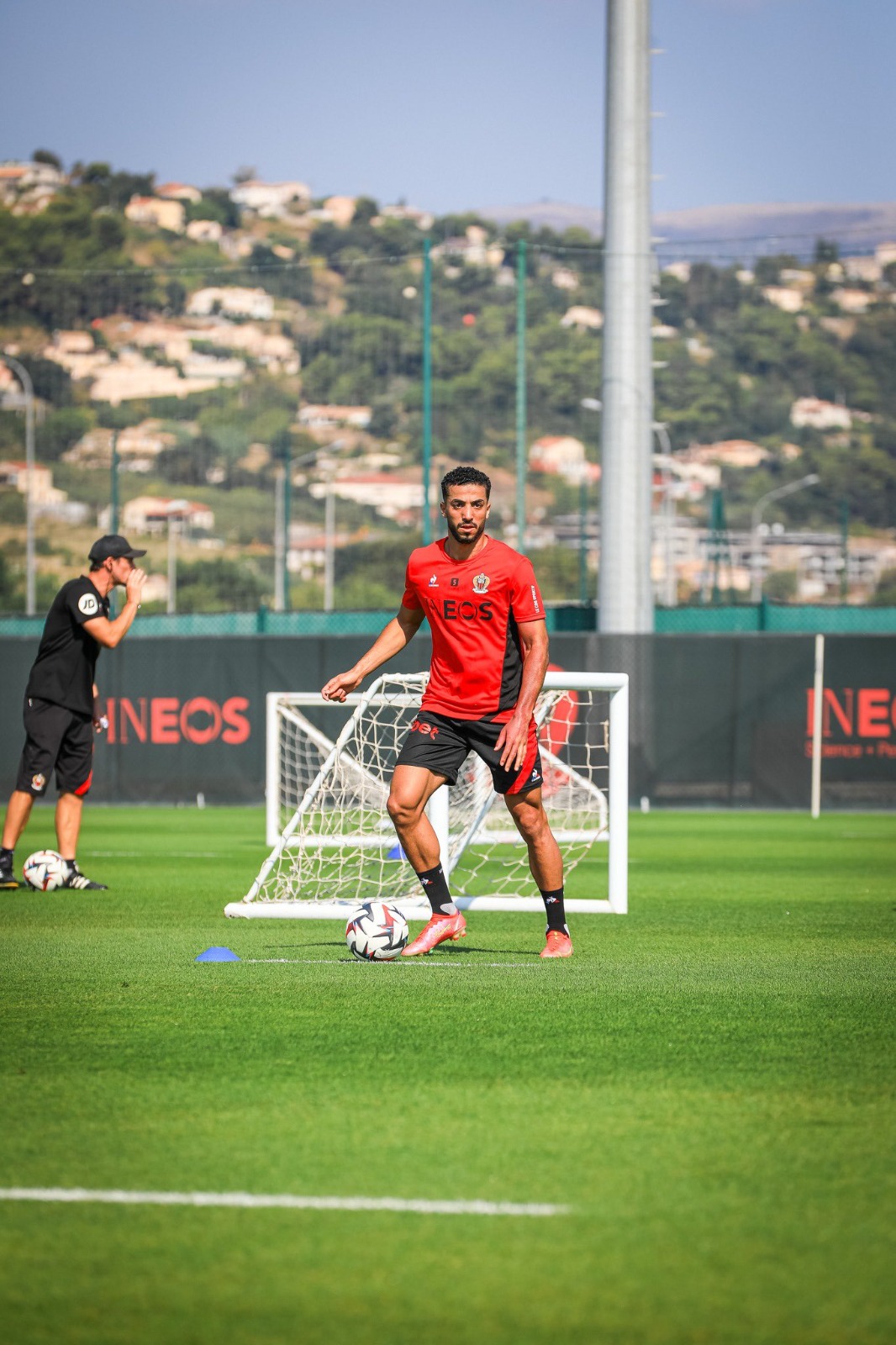 شاهد.. عبد المنعم يخوض أول تدريباته مع نيس ويختار القميص رقم 5