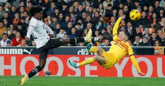 فالنسيا يتعادل مع برشلونة في الشوط الأول من مواجهة الجولة الافتتاحية