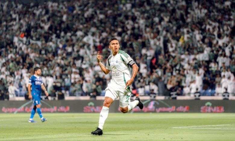 فيرمينو يضيف الهلال إلى قائمة ضحاياه ويواصل تألقه مع الأهلي