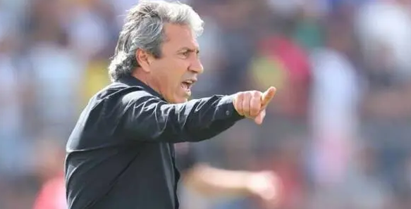 كاظمة يفاوض الكوكي لتولي قيادة الفريق بعد استقالة دهيليس