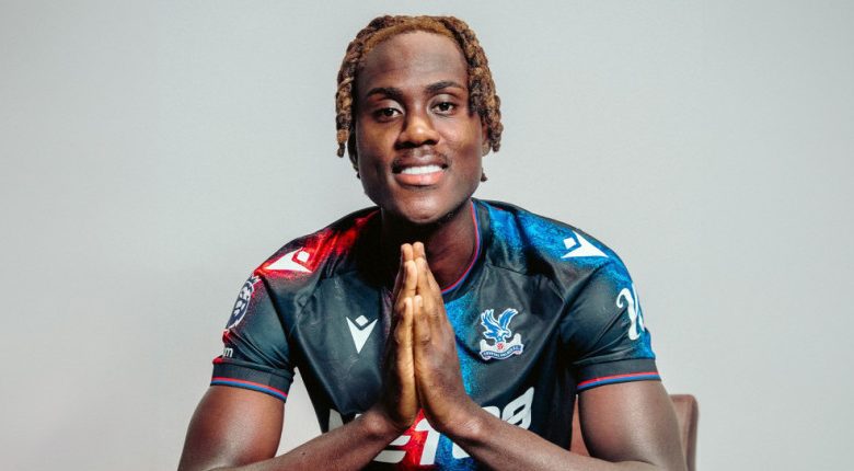 كريستال بالاس يتعاقد مع تريفوه تشالوباه على سبيل الإعارة