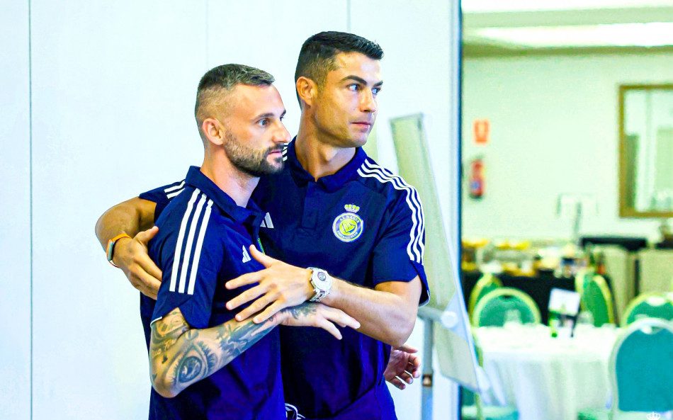 كريستيانو رونالدو يتألق بساعة ثمينة وقميص فاخر في ماربيا