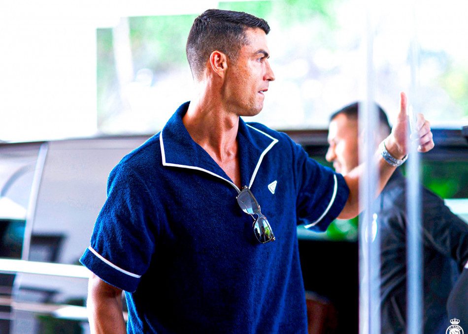 كريستيانو رونالدو يتألق بساعة ثمينة وقميص فاخر في ماربيا