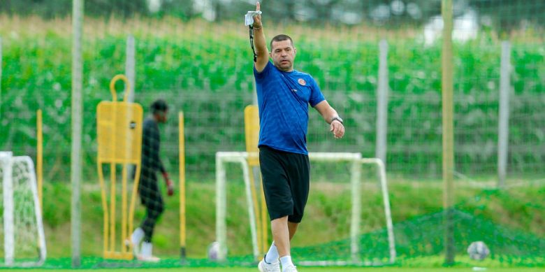 كونترا يركز على الجوانب الدفاعية في تحضيرات ضمك لمواجهة التعاون