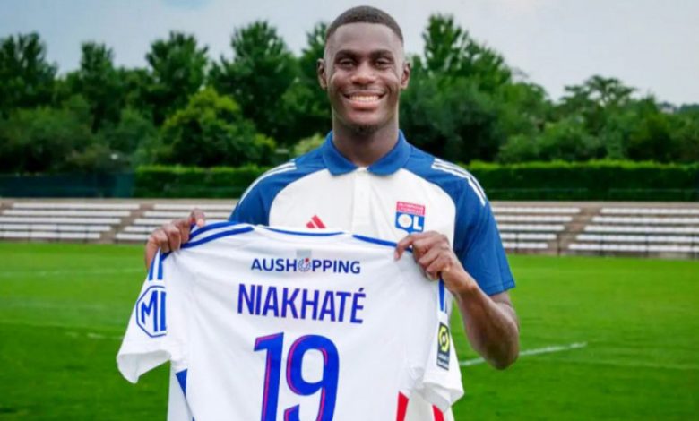 لجمع 100 مليون يورو.. ليون يعرض معظم لاعبيه للبيع