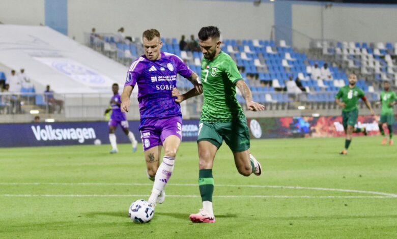 لقطة إنسانية من حكم مباراة النصر والعروبة في كأس مصرف أبوظبي