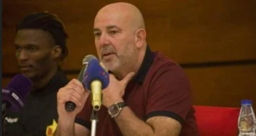 مدرب كايزر تشيفس يوضح موقف الفريق من ضم بيرسي تاو وفيستون ماييلي