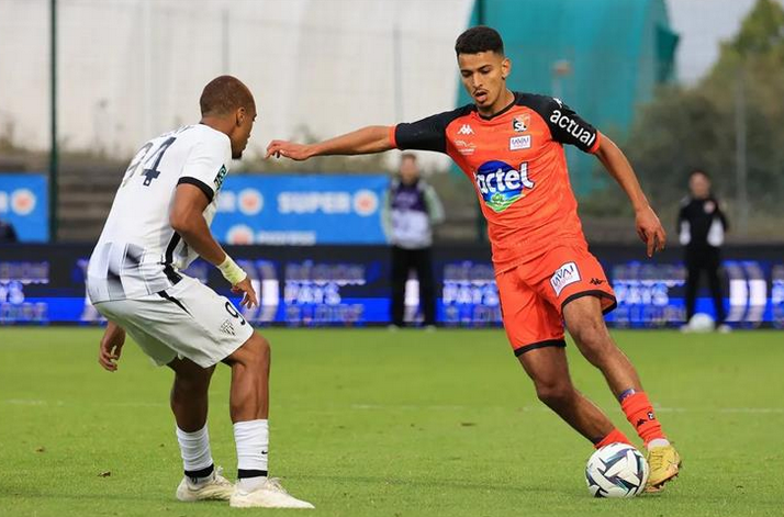 مدرب لافال الفرنسي يوضح حقيقة انتقال الشارني إلى الأهلي