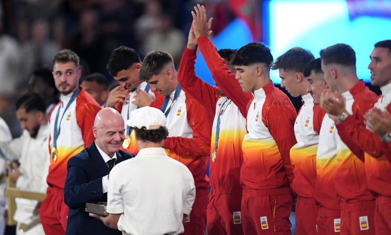 مراسم تتويج إسبانيا بالميدالية الذهبية في أولمبياد باريس 2024