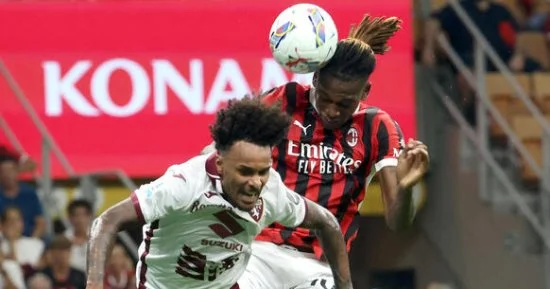 ميلان يتأخر أمام تورينو 1-0 في الشوط الأول من افتتاح الدوري الإيطالي