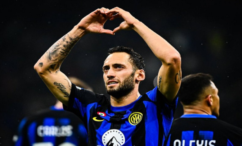 هاكان تشالهان أوجلو يكسف سبب بقائه في الإنتر