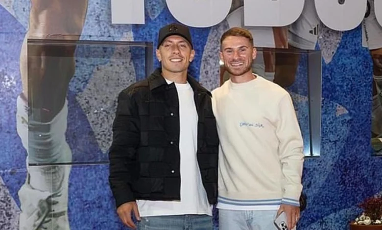 صورة مارتينيز وماك أليستر تثير غضب مشجعي مانشستر يونايتد