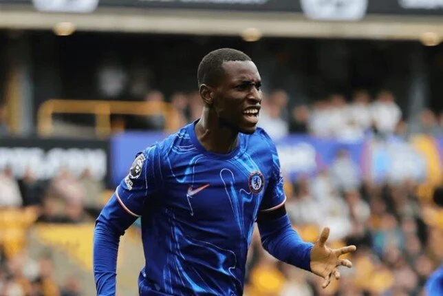 لاعب تشيلسي يمدد عقده مع الفريق حتى 2033