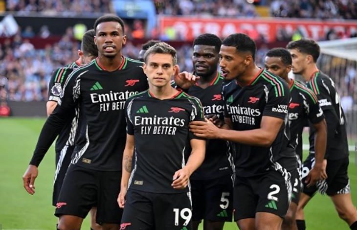 أرسنال يكشف سبب ارتدائه قميصه البديل أمام توتنهام