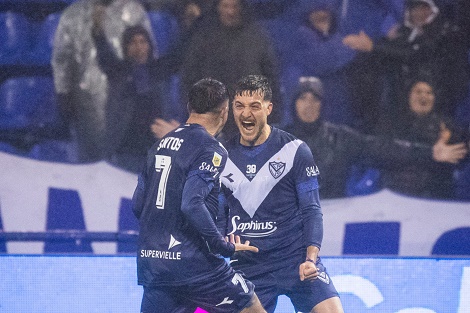 فيليز سارسفيلد يحقق فوزًا كاسحًا على ريفر بليت برباعية في الدوري الأرجنتيني