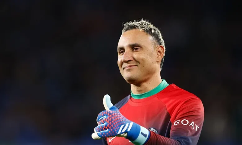 بعد إصابة تير شتيغن.. هل يكون نافاس حارس برشلونة الجديد؟