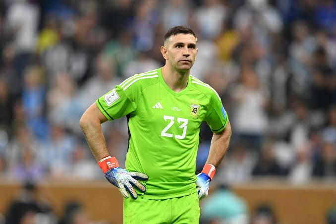 تصرف غاضب لإيميليانو مارتينيز بعد خسارة الأرجنتين.. لكمة لكاميرا تثير الانتقادات