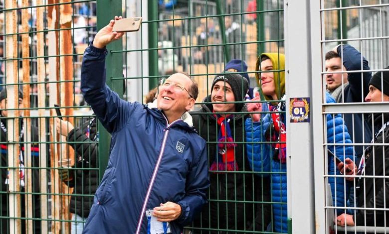 تكستور يعلن نيته شراء إيفرتون ويؤكد عدم تأثير الصفقة على ليون