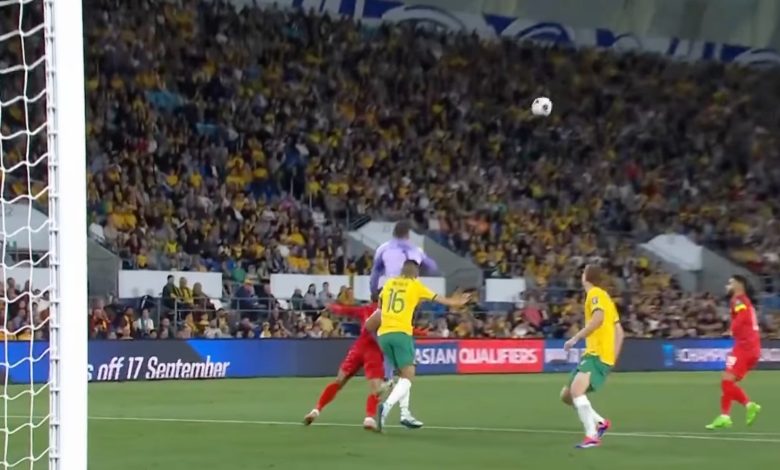 جدل تحكيمي في مباراة أستراليا والبحرين بعد تدخل عنيف من الحارس ماثيو
