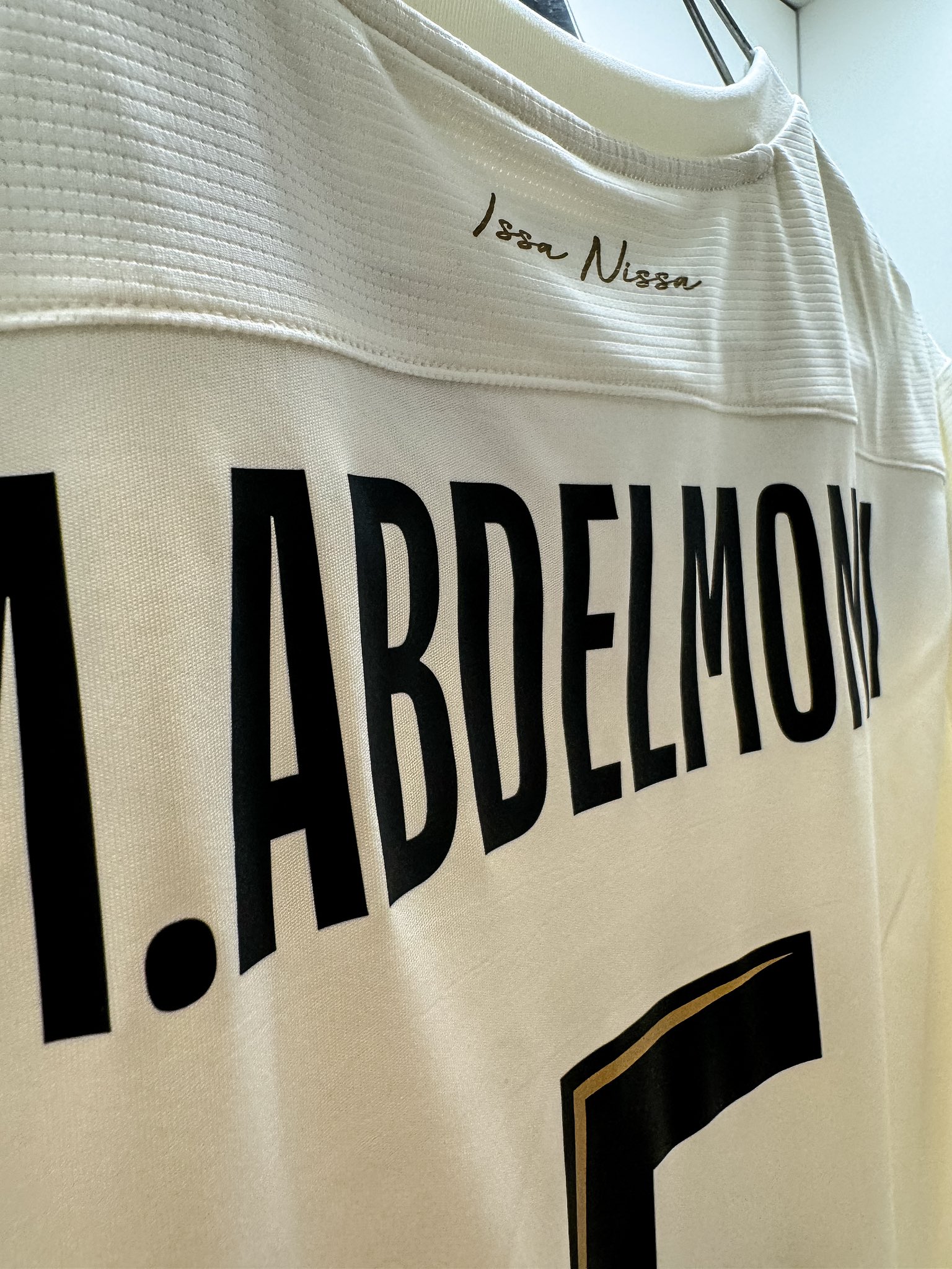 قميص محمد عبد المنعم يظهر في غرف ملابس نيس قبل مواجهة أنجيه