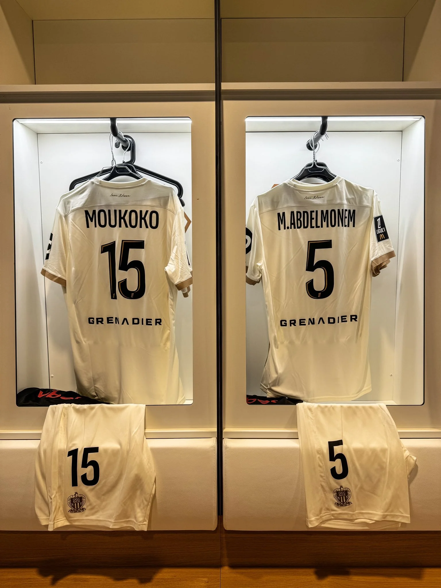 قميص محمد عبد المنعم يظهر في غرف ملابس نيس قبل مواجهة أنجيه