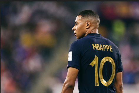 كيليان مبابي يرفض الوساطة ويُصعد النزاع مع باريس سان جيرمان