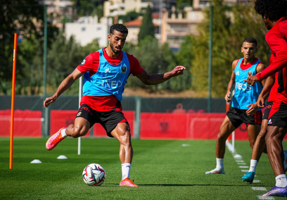 مثل رونالدو.. عضلات محمد عبد المنعم تثير إعجاب جماهير نيس