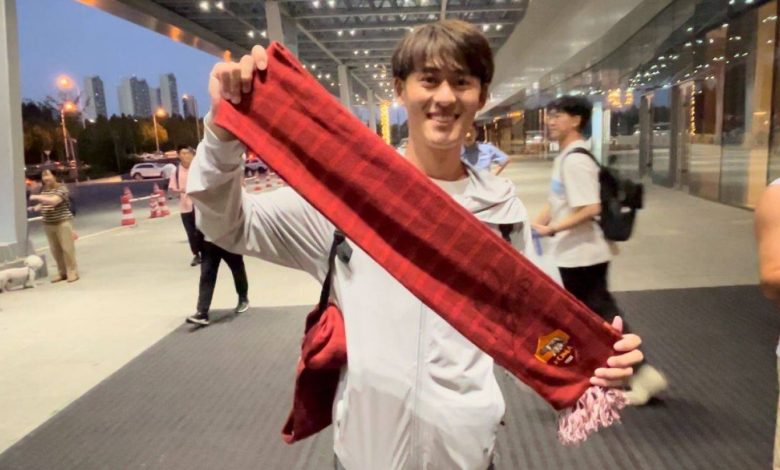 مشجع صيني يدعم سعود في معسكر السعودية قبيل مواجهة الصين