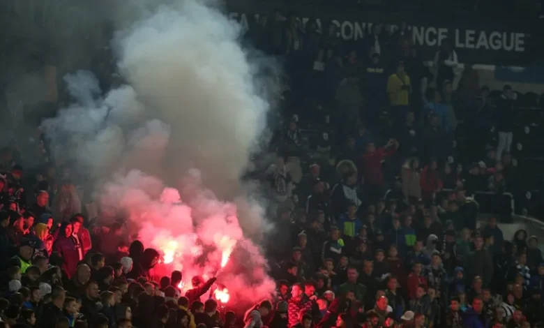 بالعنف.. مشجعو بارتيزان يعبّرون عن غضبهم بعد هزيمة قاسية