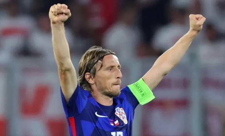 مودريتش يعبر عن سعادته بالفوز على بولندا ويحتفل بمباراته الدولية رقم 180