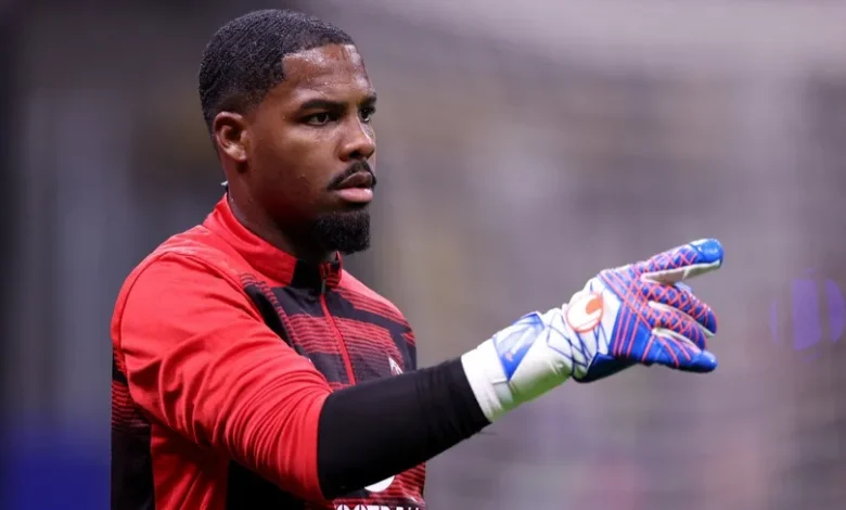 ميلان يقترب من تمديد عقد حارسه مايك مينيان