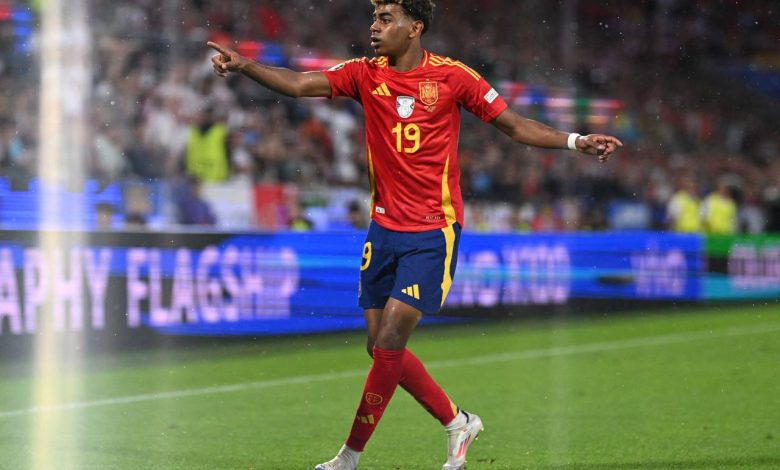 منتخب إسبانيا يمنح لامين يامال قميصًا مميزًا