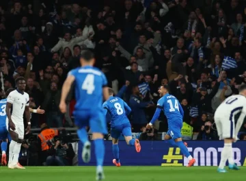 إصابة ساكا تثير القلق في إنجلترا وأرسنال