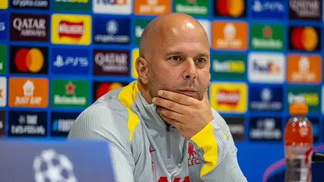 سلوت يوجه رسالة حادة إلى مانشستر يونايتد