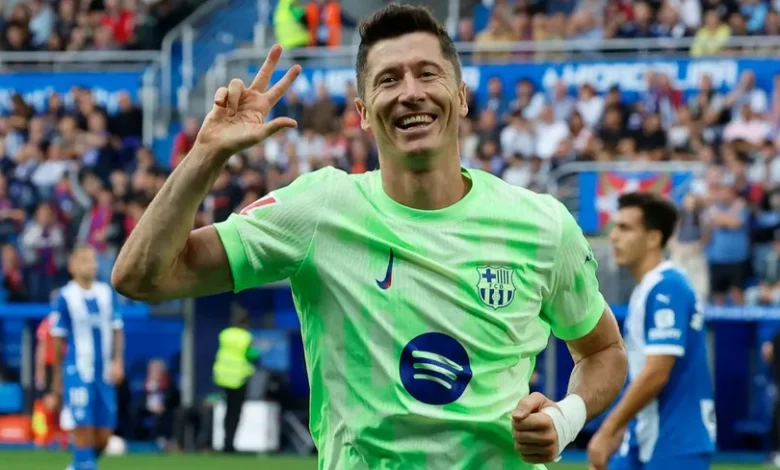 ليفاندوفسكي يسجل هاتريك ويصل إلى 50 هدفاً مع برشلونة