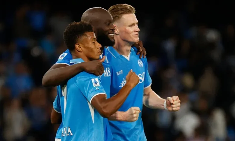 نابولي يواصل صدارته للدوري الإيطالي بفوز مثير على كومو